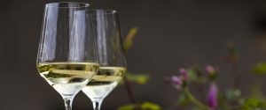 deux verres de vin blanc